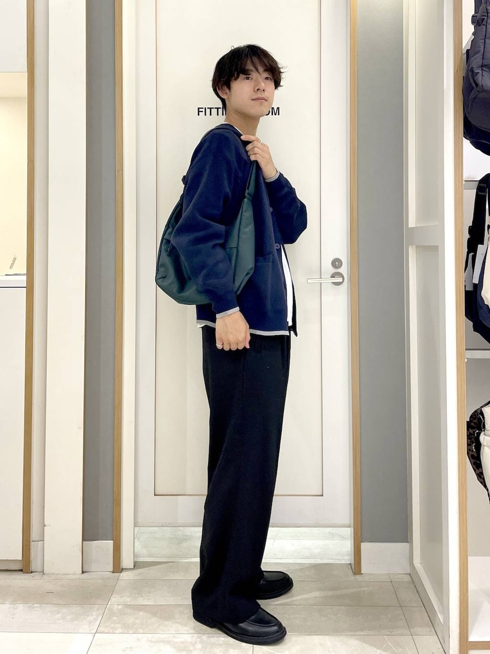 ホワイト系のTシャツ/カットソー、ブルー系のカーディガン/ボレロ、グリーン系のショルダーバッグを着用したメンズの秋コーディネートの6枚目の写真