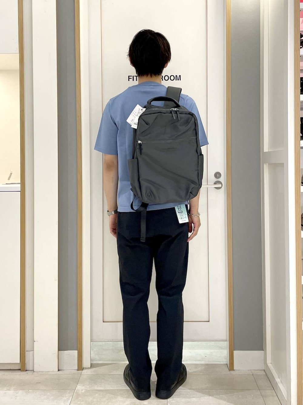 グレー系のバックパック/リュック、グレー系のその他シューズ、ブラック系のその他パンツを着用したメンズの夏コーディネートの6枚目の写真