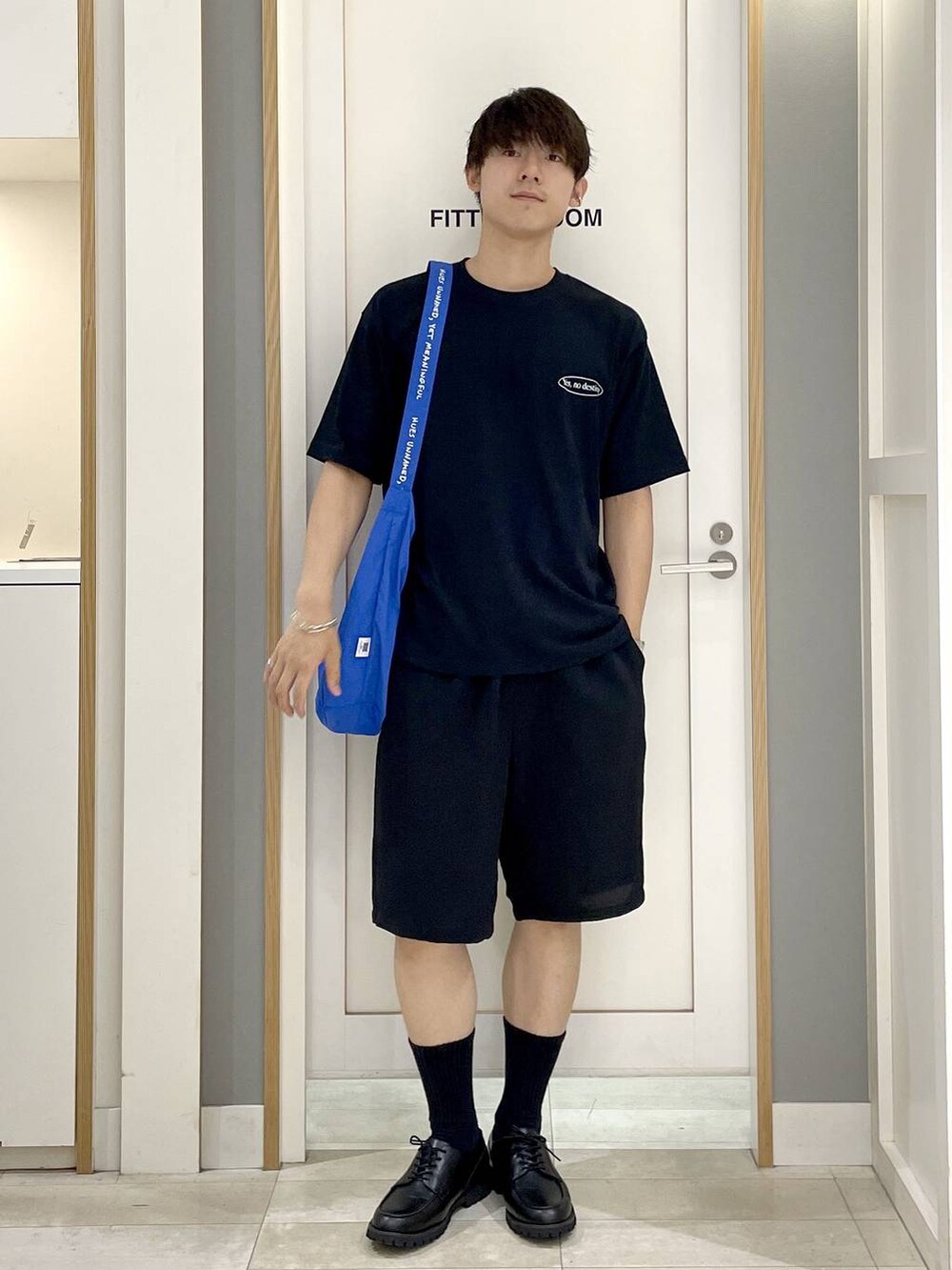 グレー系のその他シューズ、ブルー系のその他パンツ、ブラック系のTシャツ/カットソーを着用したメンズの夏コーディネートの3枚目の写真