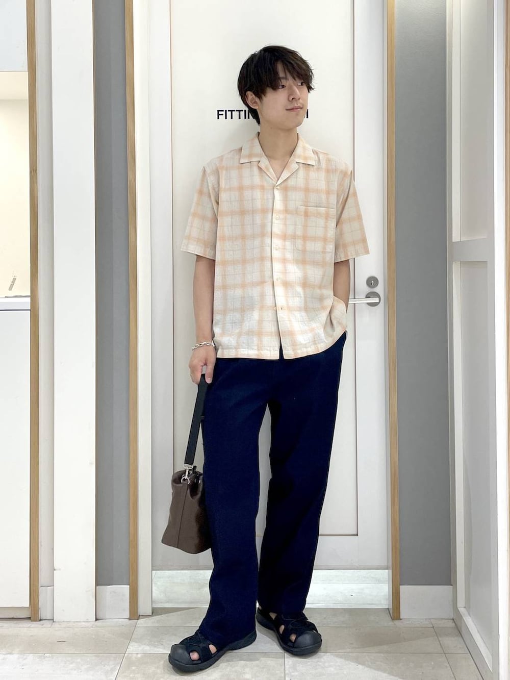 ブルー系のその他パンツ、ベージュ系のシャツ/ブラウス、ブラック系のサンダルを着用したメンズの夏コーディネートの2枚目の写真