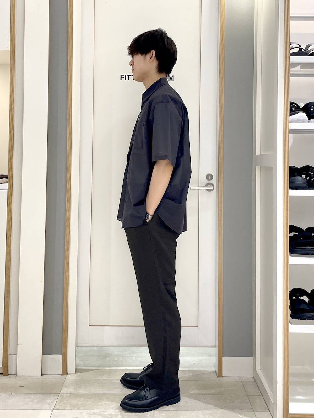 グレー系のTシャツ/カットソー、グレー系のその他シューズ、ブラック系のシャツ/ブラウスを着用したメンズの夏コーディネートの4枚目の写真