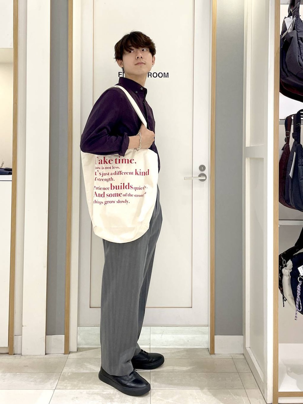 グレー系のその他パンツ、グレー系のその他シューズ、ホワイト系のトートバッグを着用したメンズの夏コーディネートの4枚目の写真