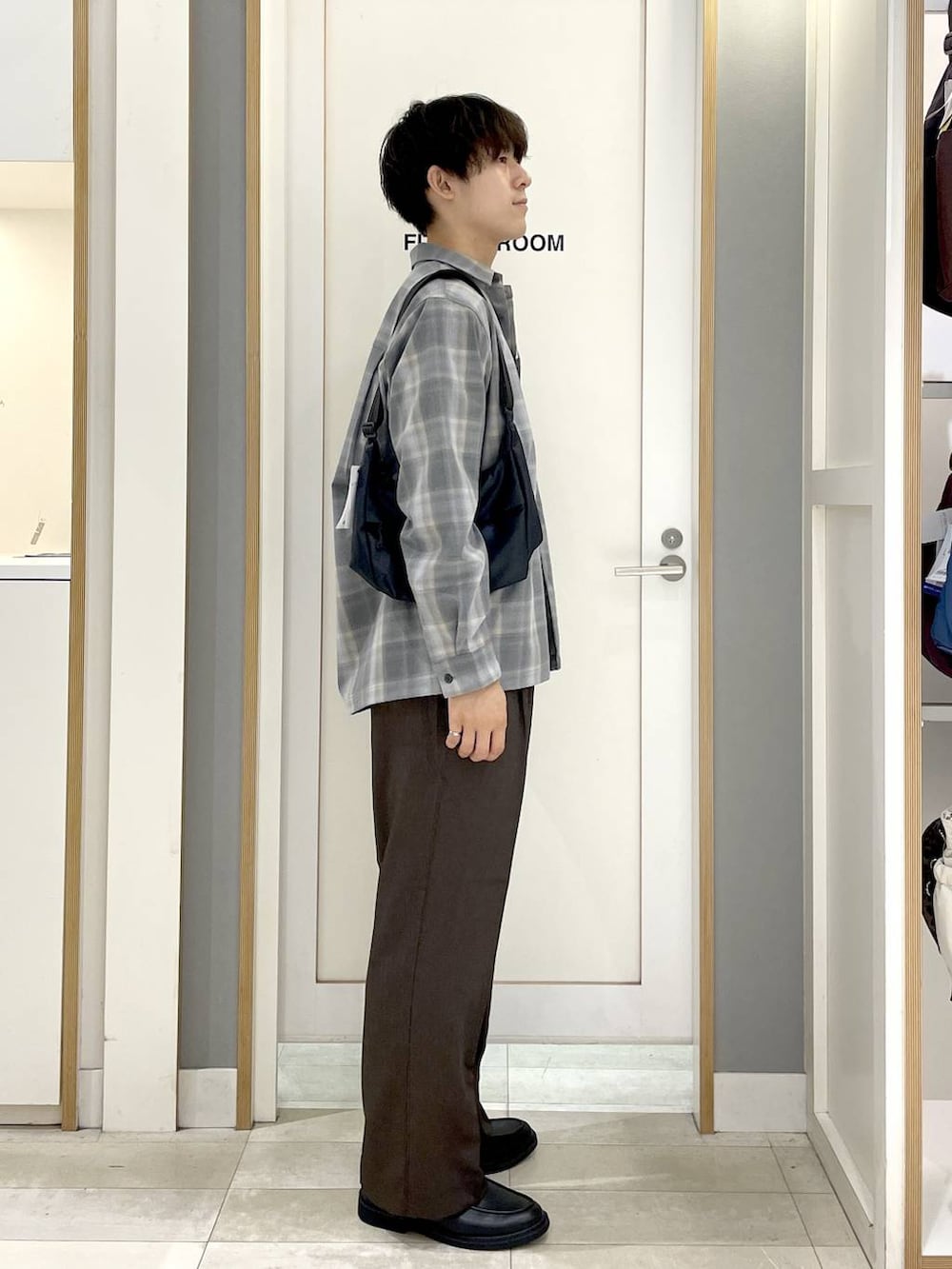 グレー系のその他シューズ、ブラック系のショルダーバッグ、ブラウン系のその他パンツを着用したメンズの秋コーディネートの3枚目の写真