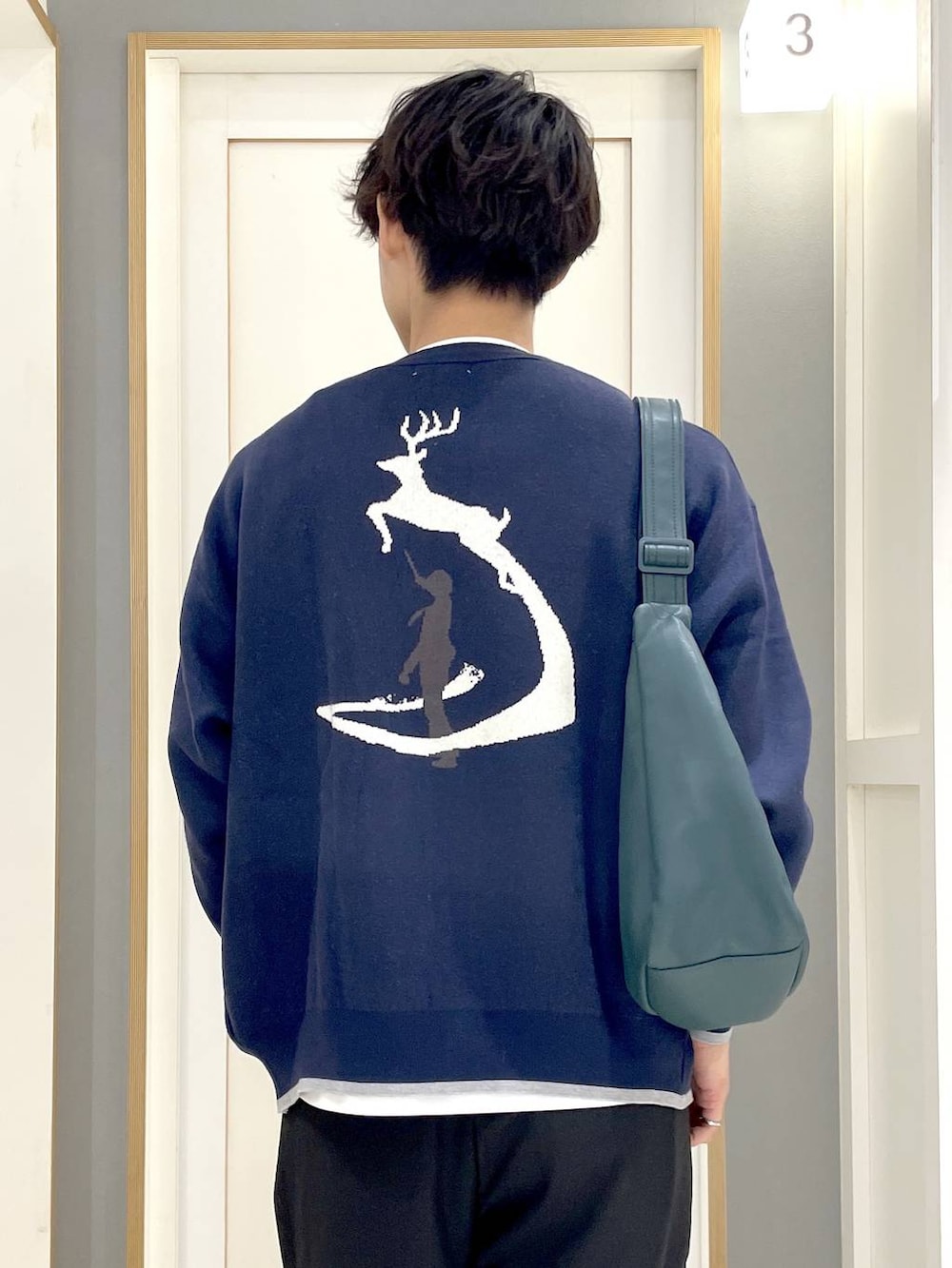 ホワイト系のTシャツ/カットソー、ブルー系のカーディガン/ボレロ、グリーン系のショルダーバッグを着用したメンズの秋コーディネートの5枚目の写真