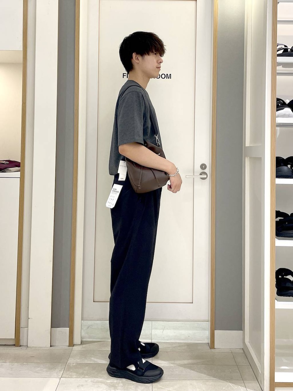 グレー系のTシャツ/カットソー、ブラック系のその他パンツ、ブラック系のサンダルを着用したメンズの夏コーディネートの4枚目の写真