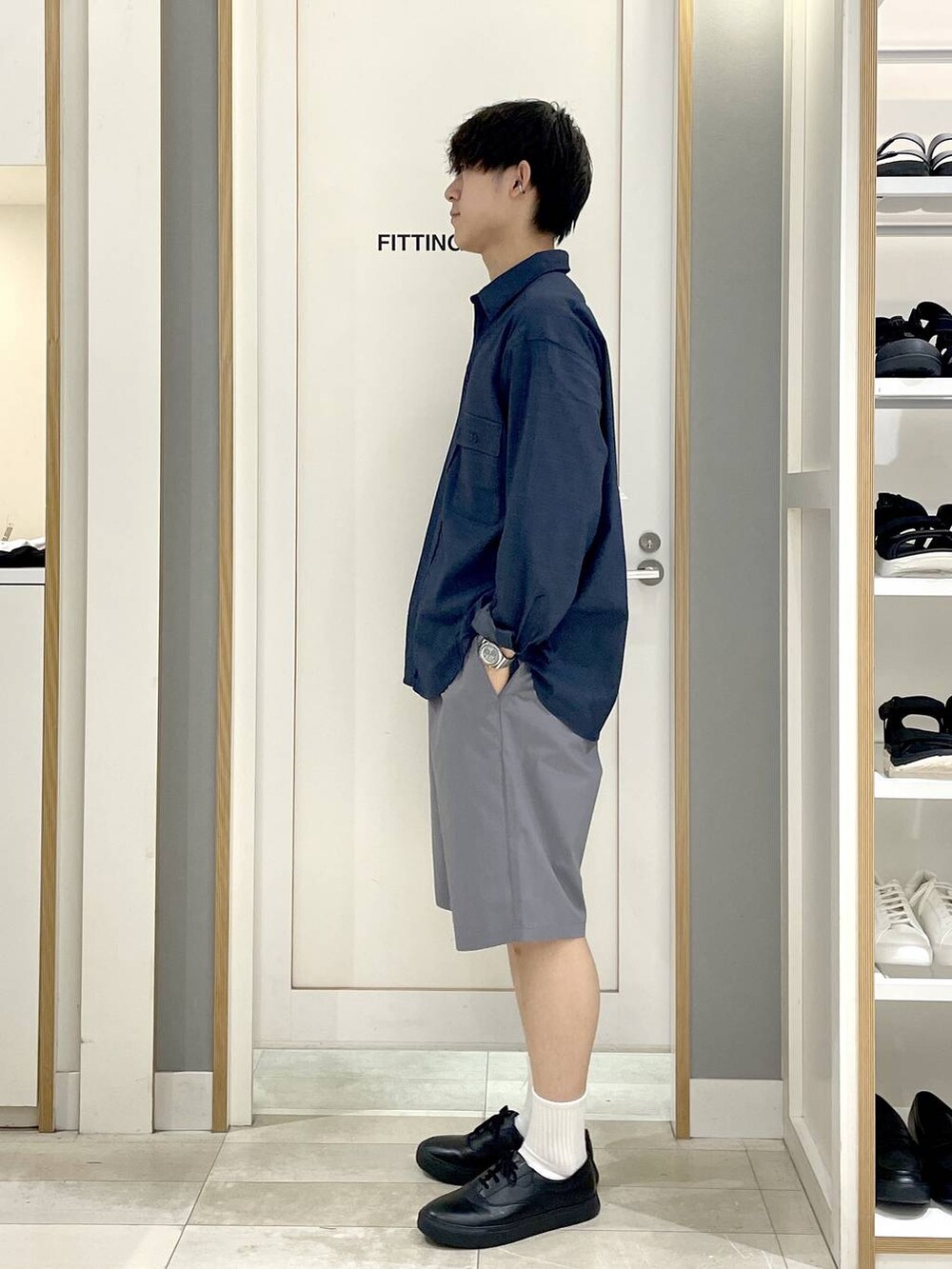 グレー系のその他シューズ、ブルー系のシャツ/ブラウス、ブラック系のショルダーバッグを着用したメンズの夏コーディネートの3枚目の写真