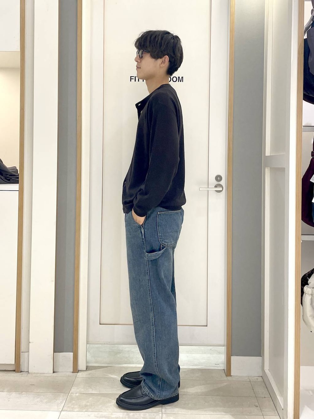 グレー系のその他シューズ、グレー系のショルダーバッグ、ブルー系のデニムパンツを着用したメンズの秋コーディネートの4枚目の写真