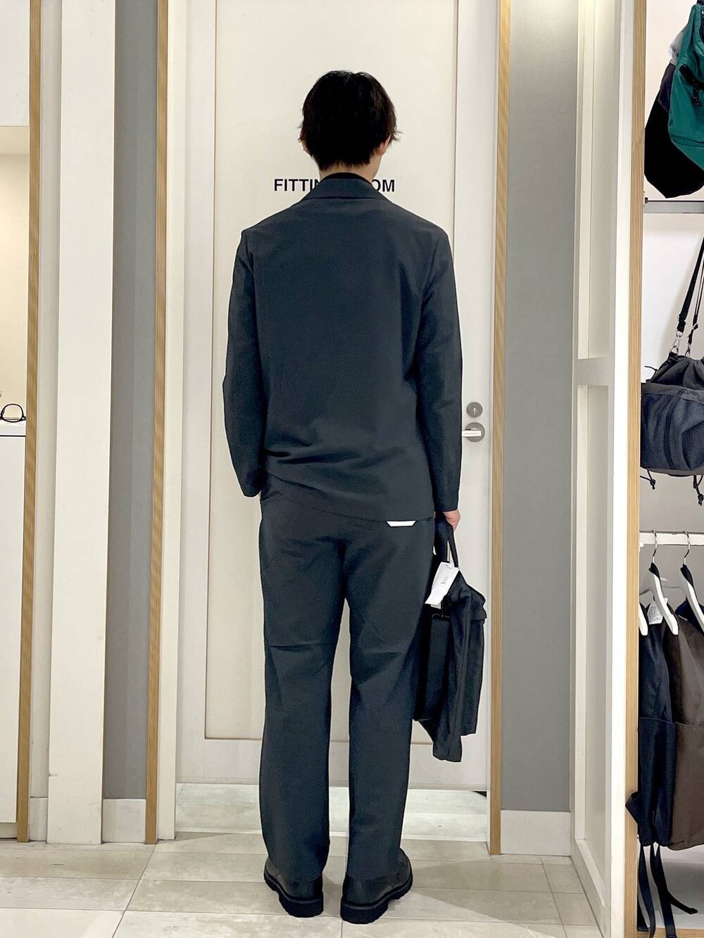 グレー系のその他シューズ、グレー系のその他パンツ、グレー系のテーラードジャケットを着用したメンズの夏コーディネートの5枚目の写真