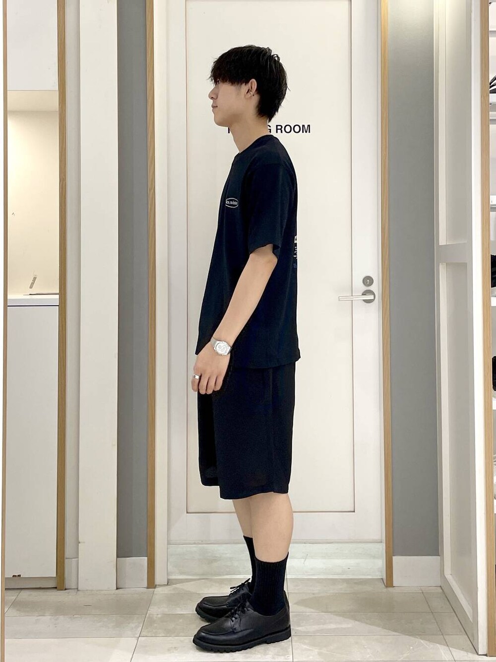 グレー系のその他シューズ、ブルー系のその他パンツ、ブラック系のTシャツ/カットソーを着用したメンズの夏コーディネートの4枚目の写真
