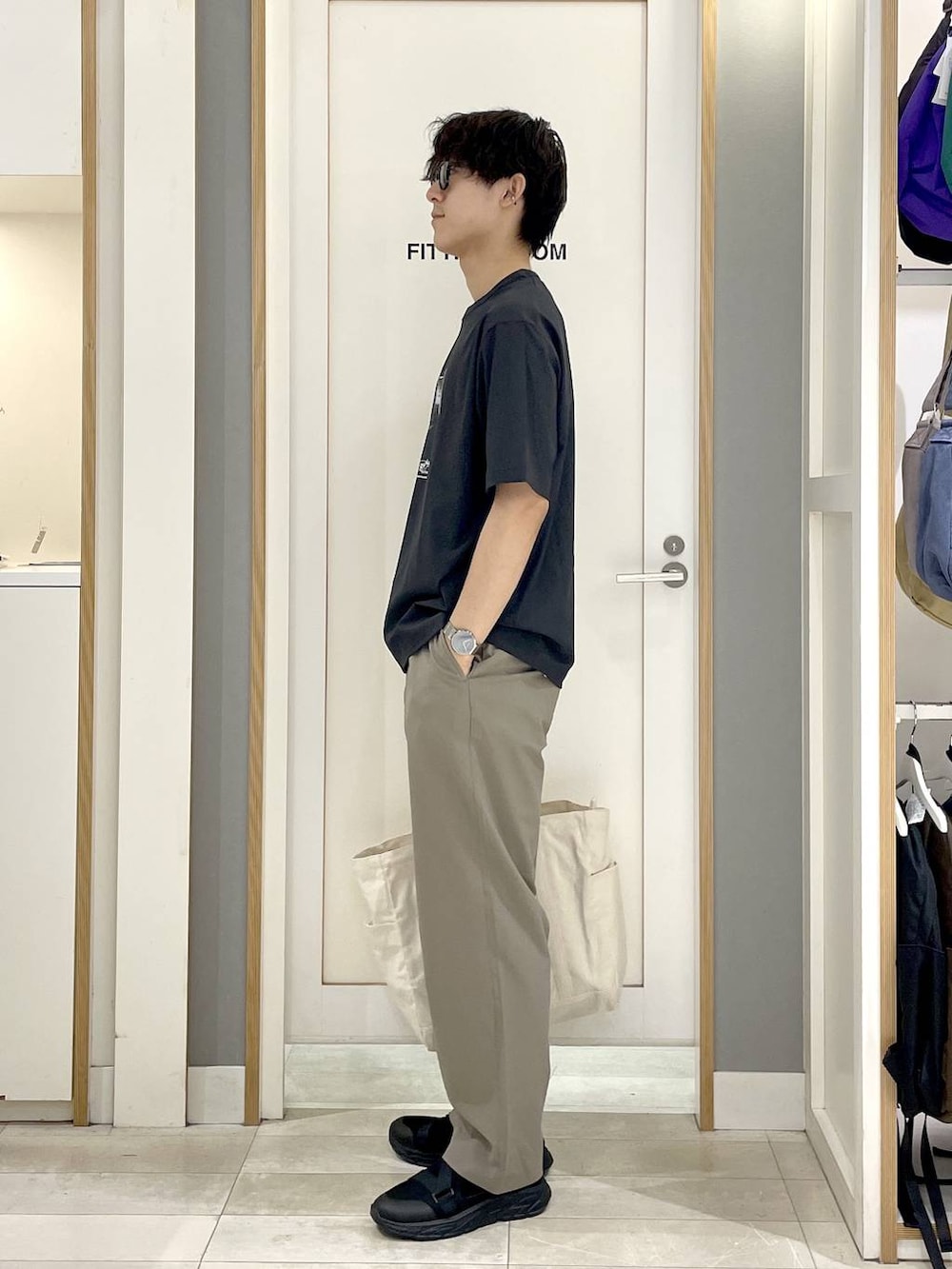 ホワイト系のトートバッグ、グレー系のTシャツ/カットソー、ブラウン系のその他パンツを着用したメンズの夏コーディネートの4枚目の写真
