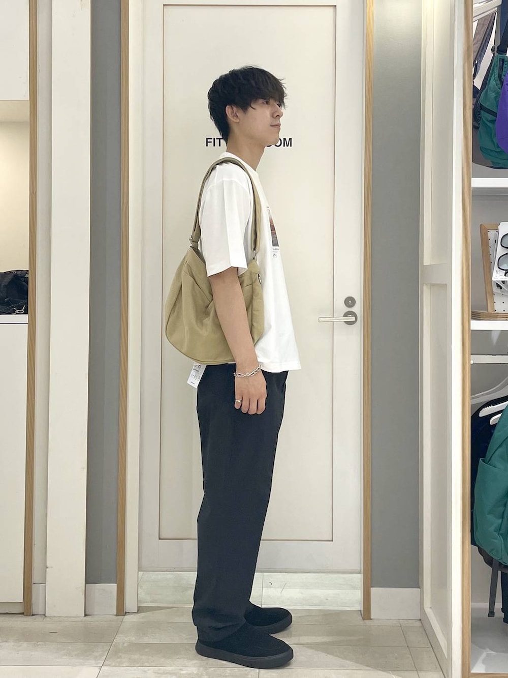 グレー系のその他シューズ、ブラック系のその他パンツ、ホワイト系のTシャツ/カットソーを着用したメンズの夏コーディネートの2枚目の写真
