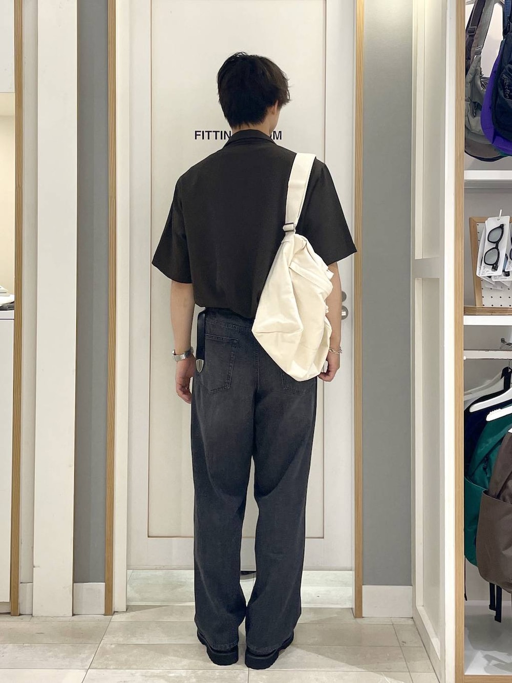ベージュ系のショルダーバッグ、ベージュ系のTシャツ/カットソー、グレー系のその他シューズを着用したメンズの夏コーディネートの4枚目の写真