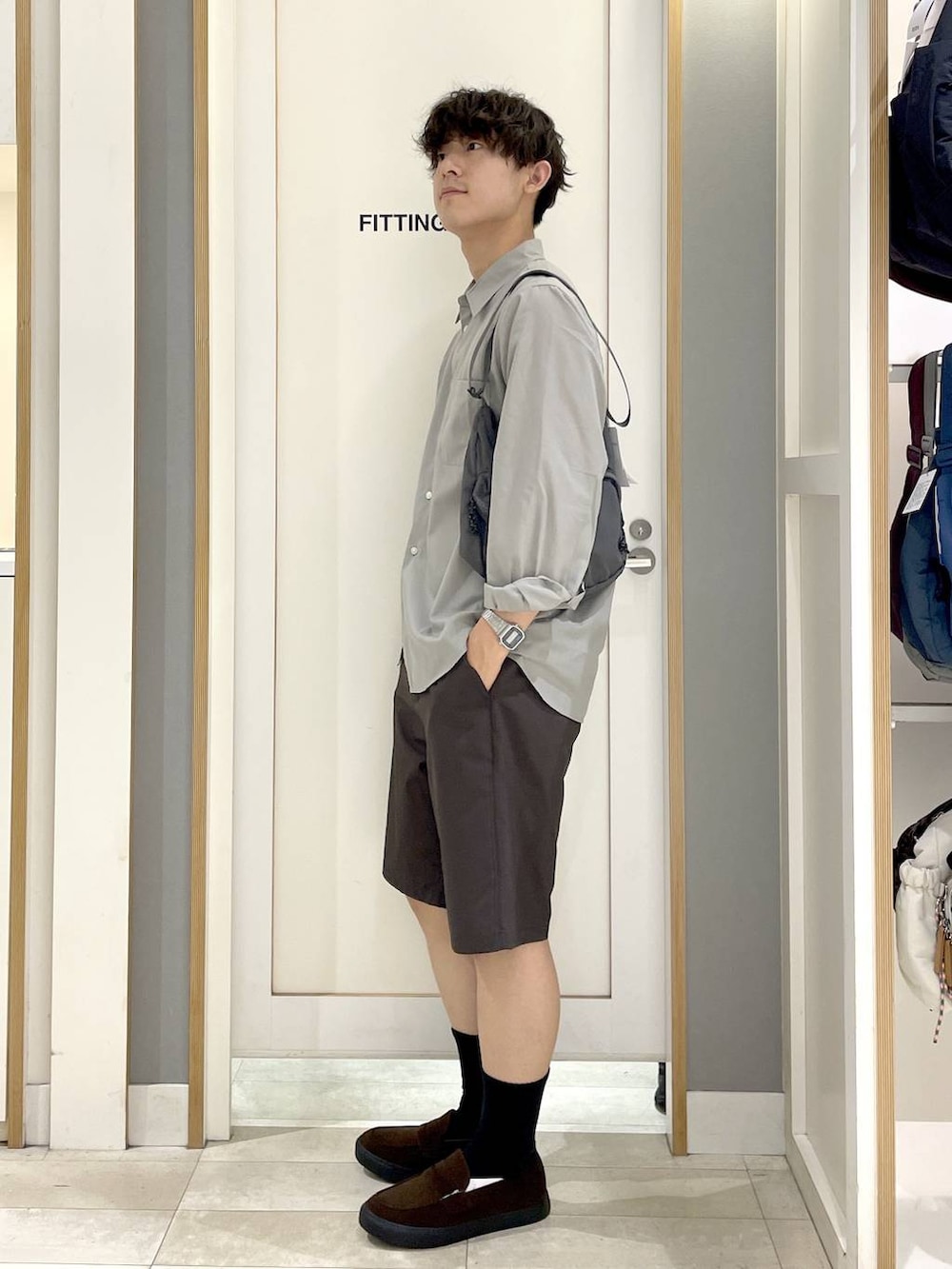 ブラウン系のその他シューズ、ブラウン系のその他パンツ、グレー系のショルダーバッグを着用したメンズの秋コーディネートの4枚目の写真