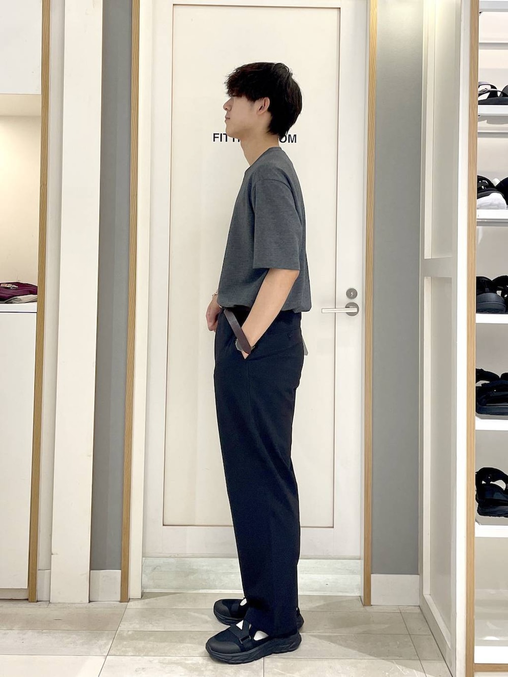グレー系のTシャツ/カットソー、ブラック系のその他パンツ、ブラック系のサンダルを着用したメンズの夏コーディネートの3枚目の写真
