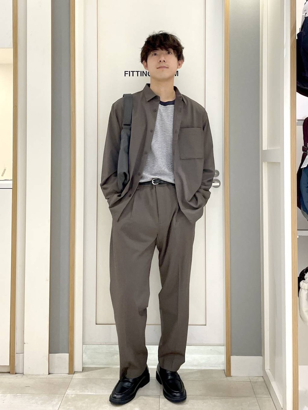 ブルー系のTシャツ/カットソー、ブラウン系のその他パンツ、グレー系のショルダーバッグを着用したメンズの秋コーディネートの3枚目の写真