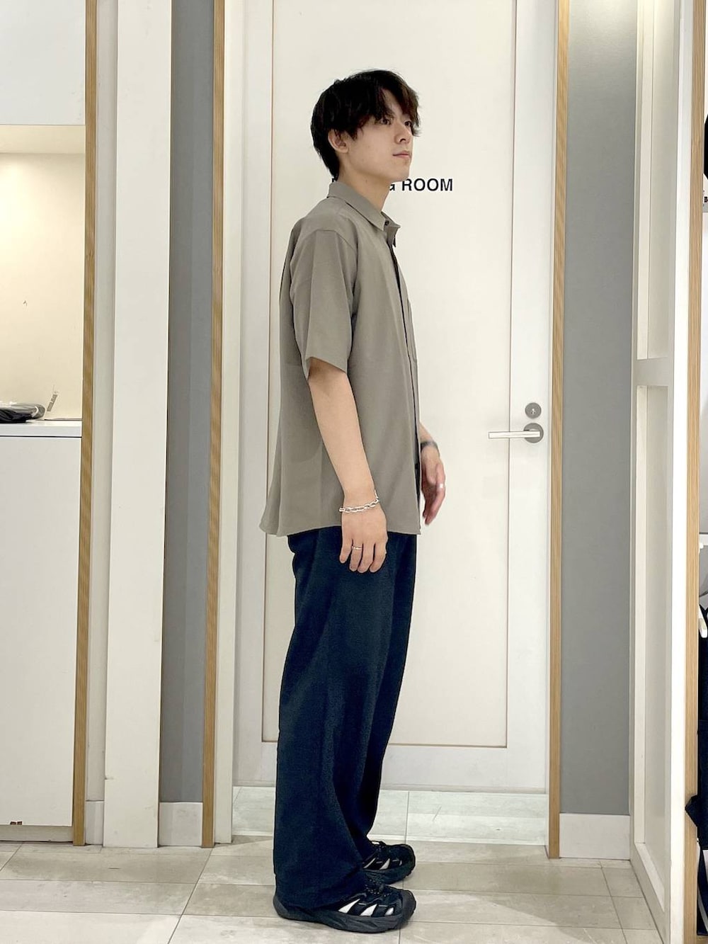 ブラウン系のシャツ/ブラウス、ブルー系のデニムパンツを着用したメンズの夏コーディネートの3枚目の写真