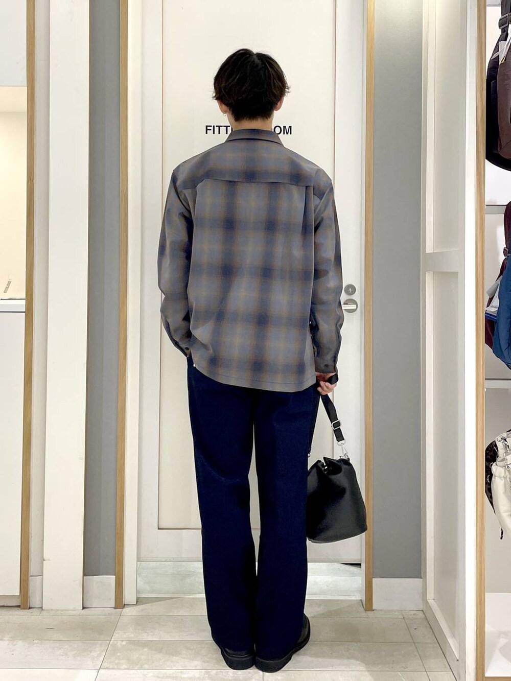 ブラック系のショルダーバッグ、ブルー系のその他パンツ、グレー系のその他シューズを着用したメンズの秋コーディネートの7枚目の写真
