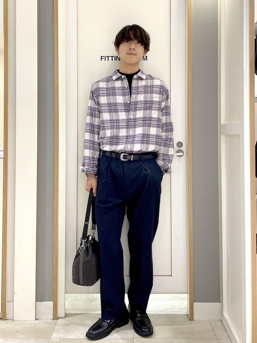 その他のショルダーバッグ、ブルー系のその他パンツ、グレー系のその他シューズを着用したメンズの秋コーディネートの2枚目の写真