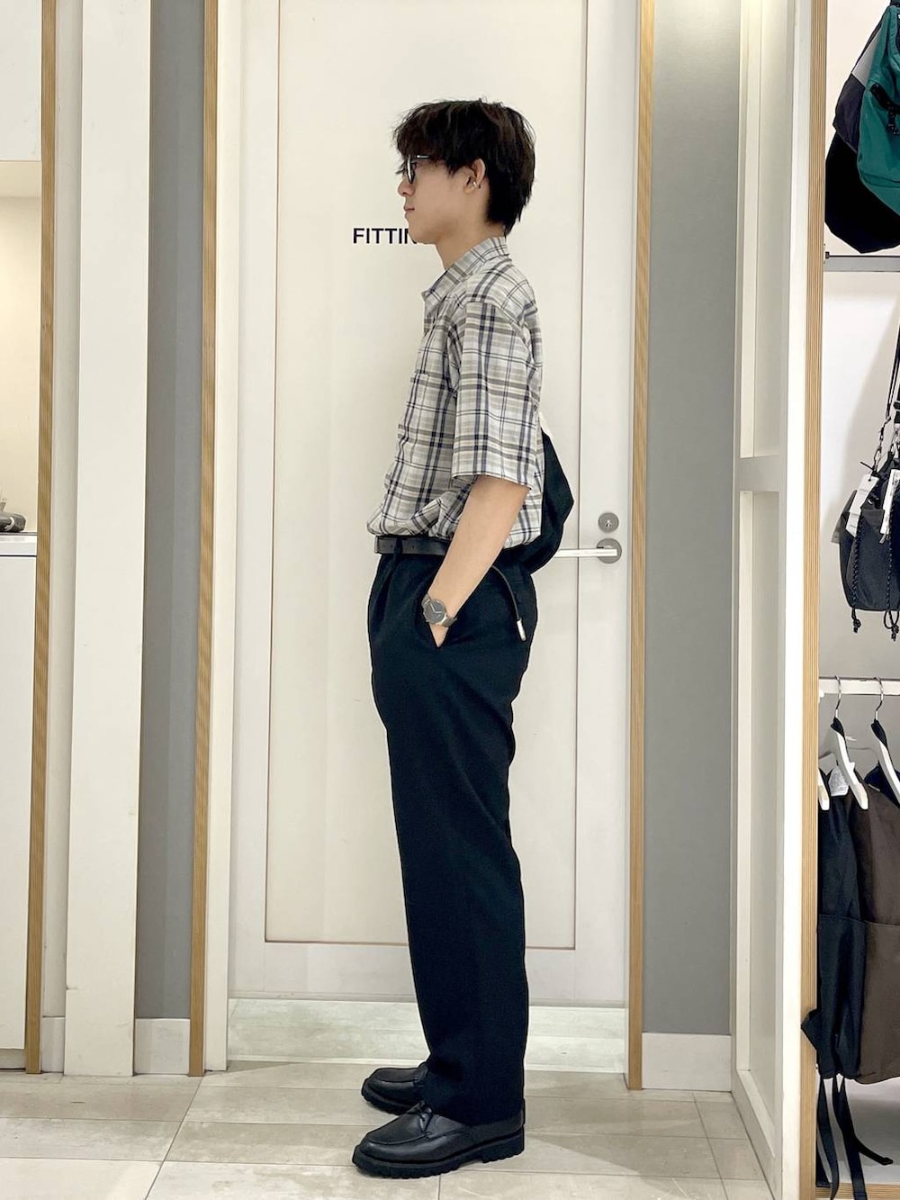 ブラック系のショルダーバッグ、ブラック系のその他パンツ、グレー系のその他シューズを着用したメンズの夏コーディネートの3枚目の写真