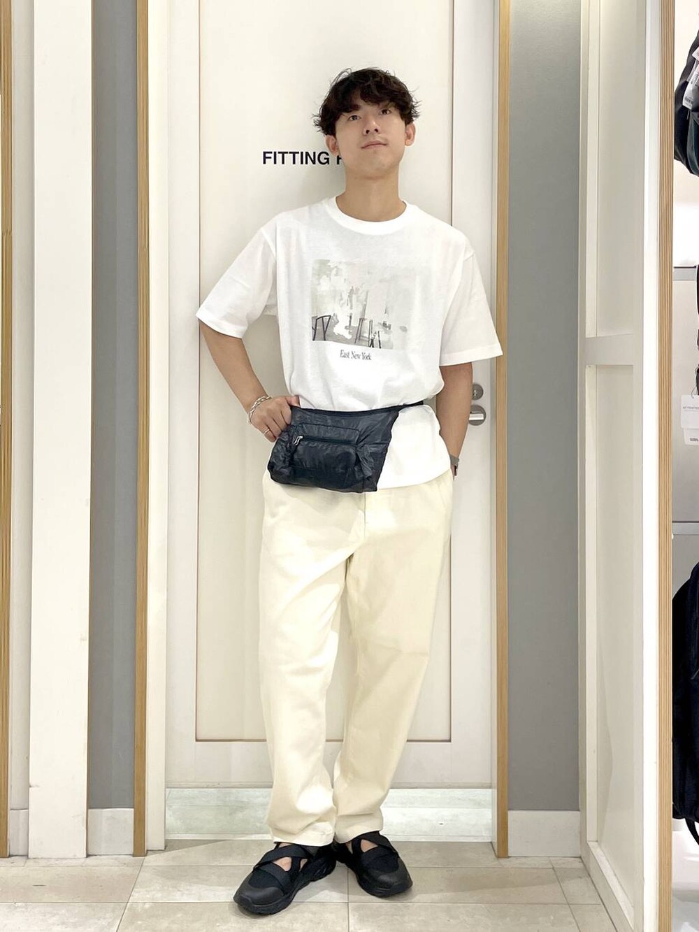 その他のTシャツ/カットソー、ブラック系のショルダーバッグ、ブラック系のサンダルを着用したメンズの夏コーディネートの3枚目の写真