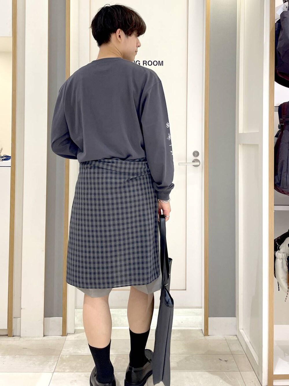 ブラック系のシャツ/ブラウス、ブラック系のトートバッグ、グレー系のその他シューズを着用したメンズの秋コーディネートの7枚目の写真