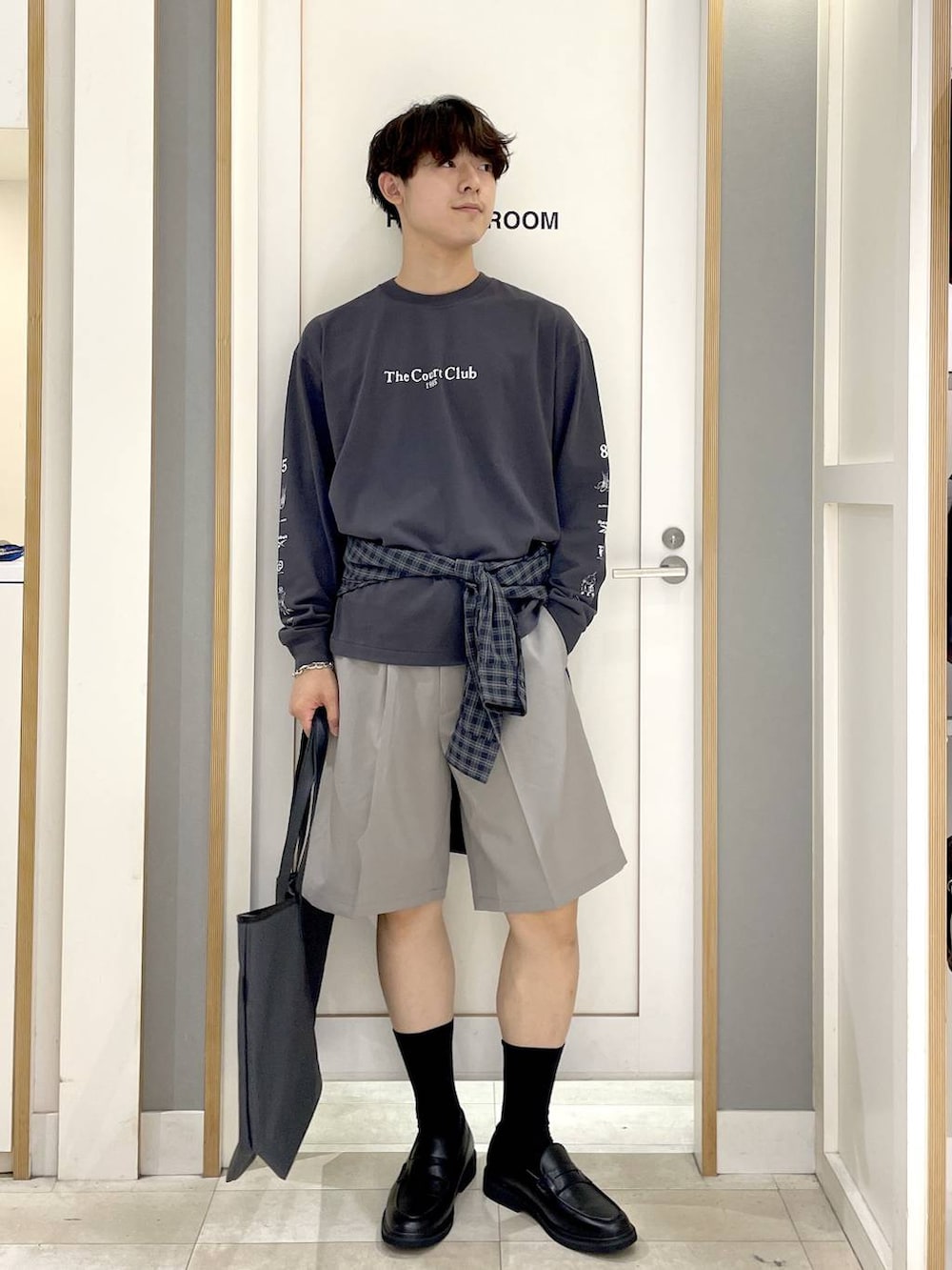 ブラック系のシャツ/ブラウス、ブラック系のトートバッグ、グレー系のその他シューズを着用したメンズの秋コーディネートの3枚目の写真