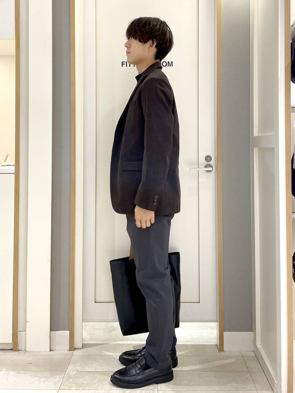 グレー系のその他パンツ、ブラック系のトートバッグ、グレー系のその他シューズを着用したメンズの秋コーディネートの5枚目の写真