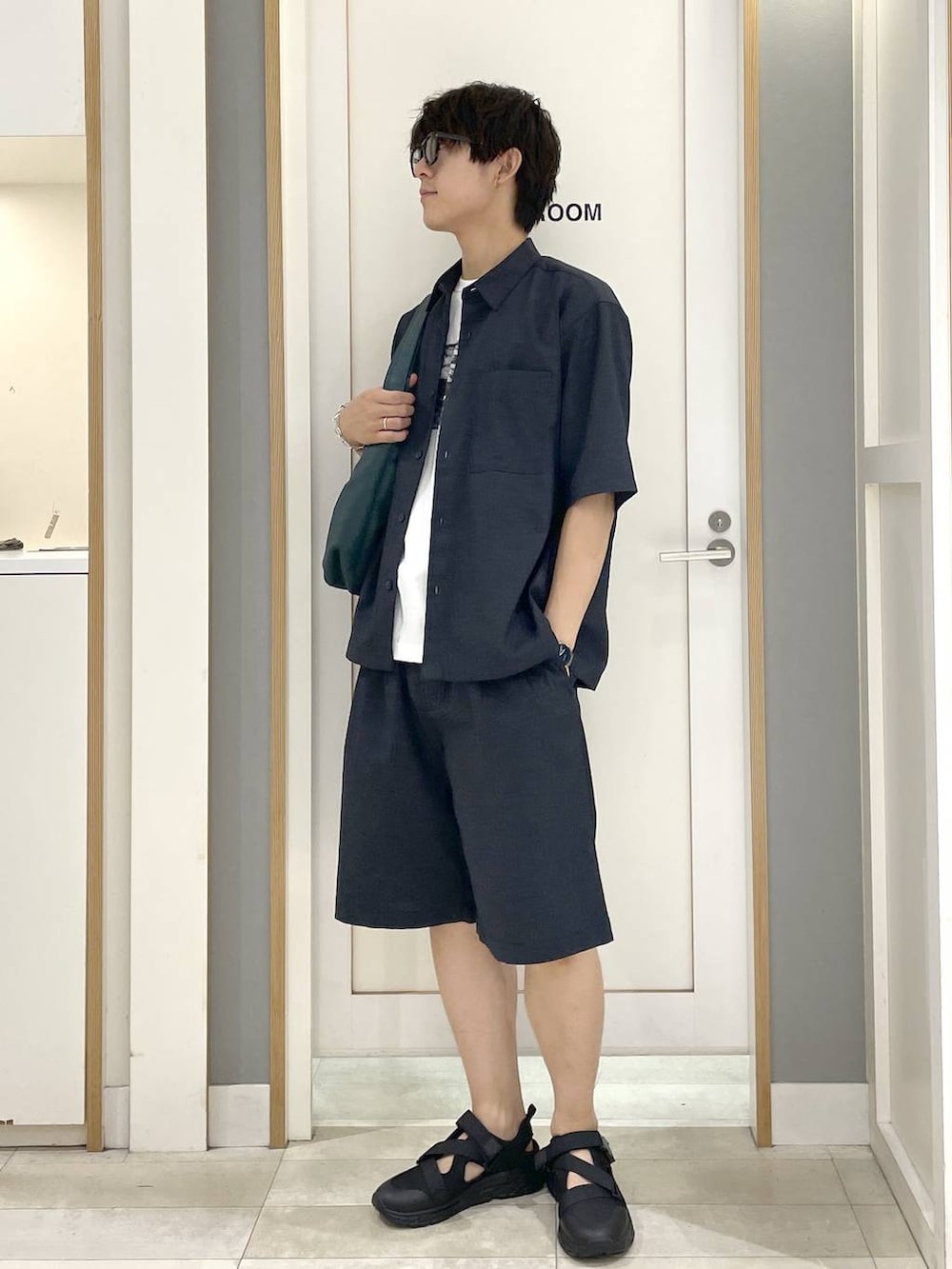 グリーン系のショルダーバッグ、ホワイト系のTシャツ/カットソー、ブルー系のシャツ/ブラウスを着用したメンズの夏コーディネートの5枚目の写真