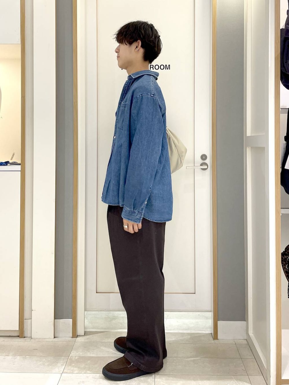 ブルー系のシャツ/ブラウス、ホワイト系のショルダーバッグ、グレー系のその他シューズを着用したメンズの秋コーディネートの6枚目の写真