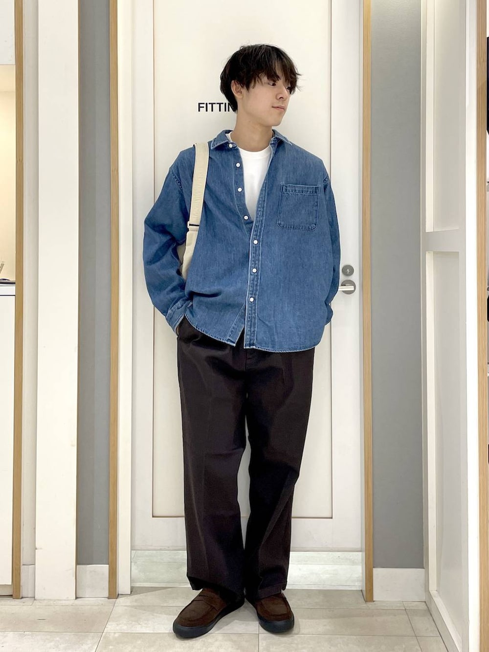 ブルー系のシャツ/ブラウス、ホワイト系のショルダーバッグ、グレー系のその他シューズを着用したメンズの秋コーディネートの4枚目の写真