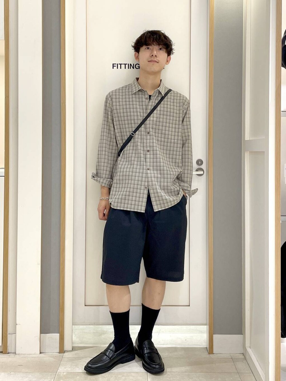 ベージュ系のシャツ/ブラウス、グレー系のその他シューズ、ブラック系のその他パンツを着用したメンズの夏コーディネートの4枚目の写真