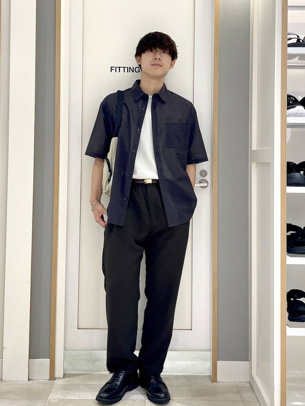 グレー系のTシャツ/カットソー、グレー系のその他シューズ、ブラック系のシャツ/ブラウスを着用したメンズの夏コーディネートの2枚目の写真