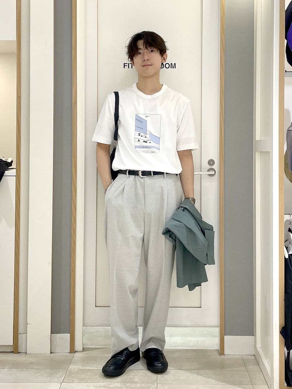 グレー系のその他シューズ、ホワイト系のスラックス、ホワイト系のTシャツ/カットソーを着用したメンズの夏コーディネートの2枚目の写真