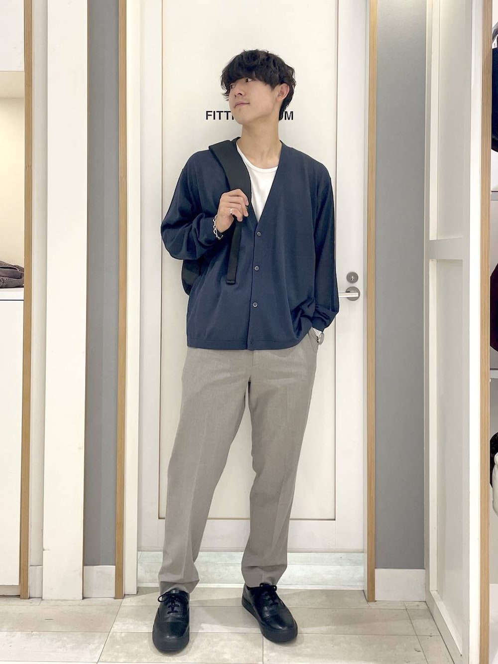 ブラック系のバックパック/リュック、グレー系のその他シューズ、ブラウン系のスラックスを着用したメンズの秋コーディネートの2枚目の写真