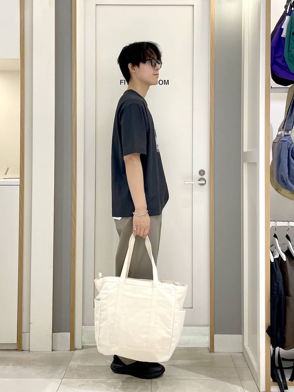 ホワイト系のトートバッグ、グレー系のTシャツ/カットソー、ブラウン系のその他パンツを着用したメンズの夏コーディネートの5枚目の写真