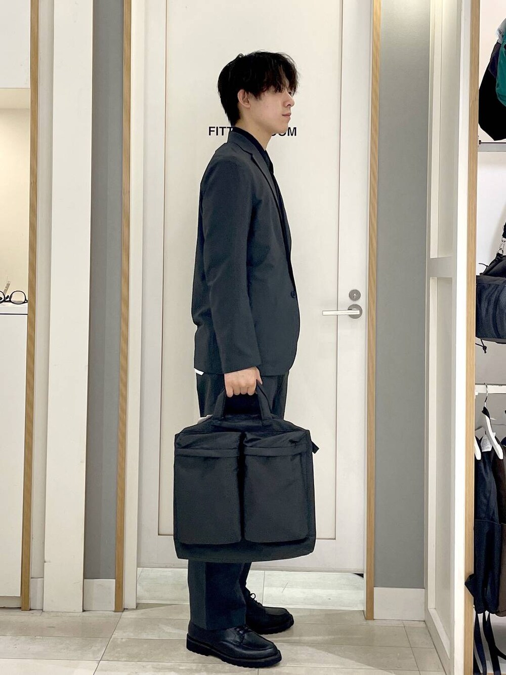 グレー系のその他シューズ、グレー系のその他パンツ、グレー系のテーラードジャケットを着用したメンズの夏コーディネートの3枚目の写真