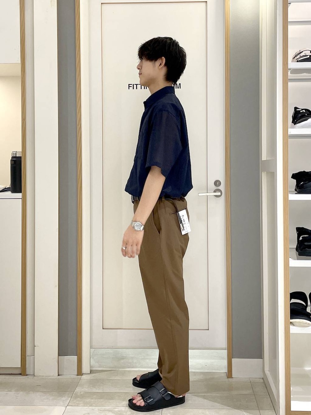 ブラック系のショルダーバッグ、ブルー系のシャツ/ブラウス、イエロー系のその他パンツを着用したメンズの夏コーディネートの4枚目の写真