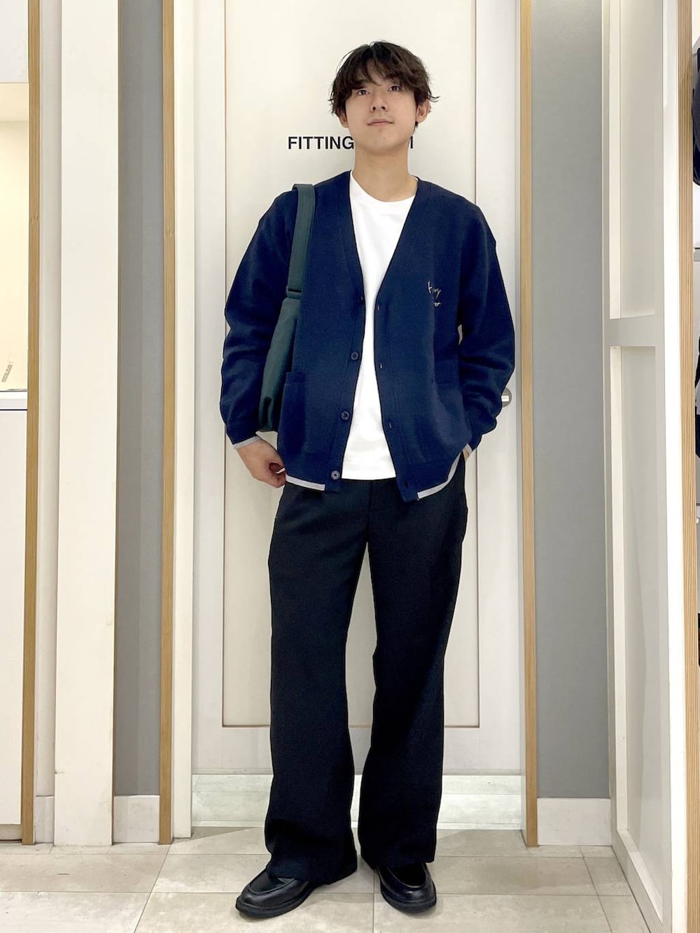 ホワイト系のTシャツ/カットソー、ブルー系のカーディガン/ボレロ、グリーン系のショルダーバッグを着用したメンズの秋コーディネートの3枚目の写真