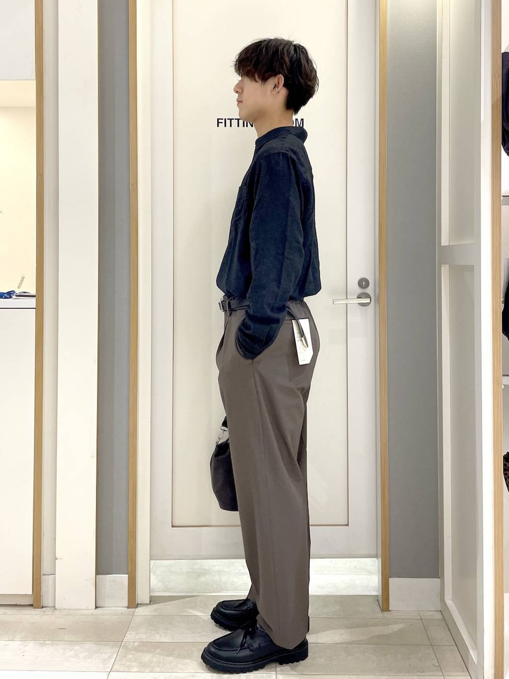 ブラック系のショルダーバッグ、ブラウン系のその他パンツを着用したメンズの秋コーディネートの3枚目の写真