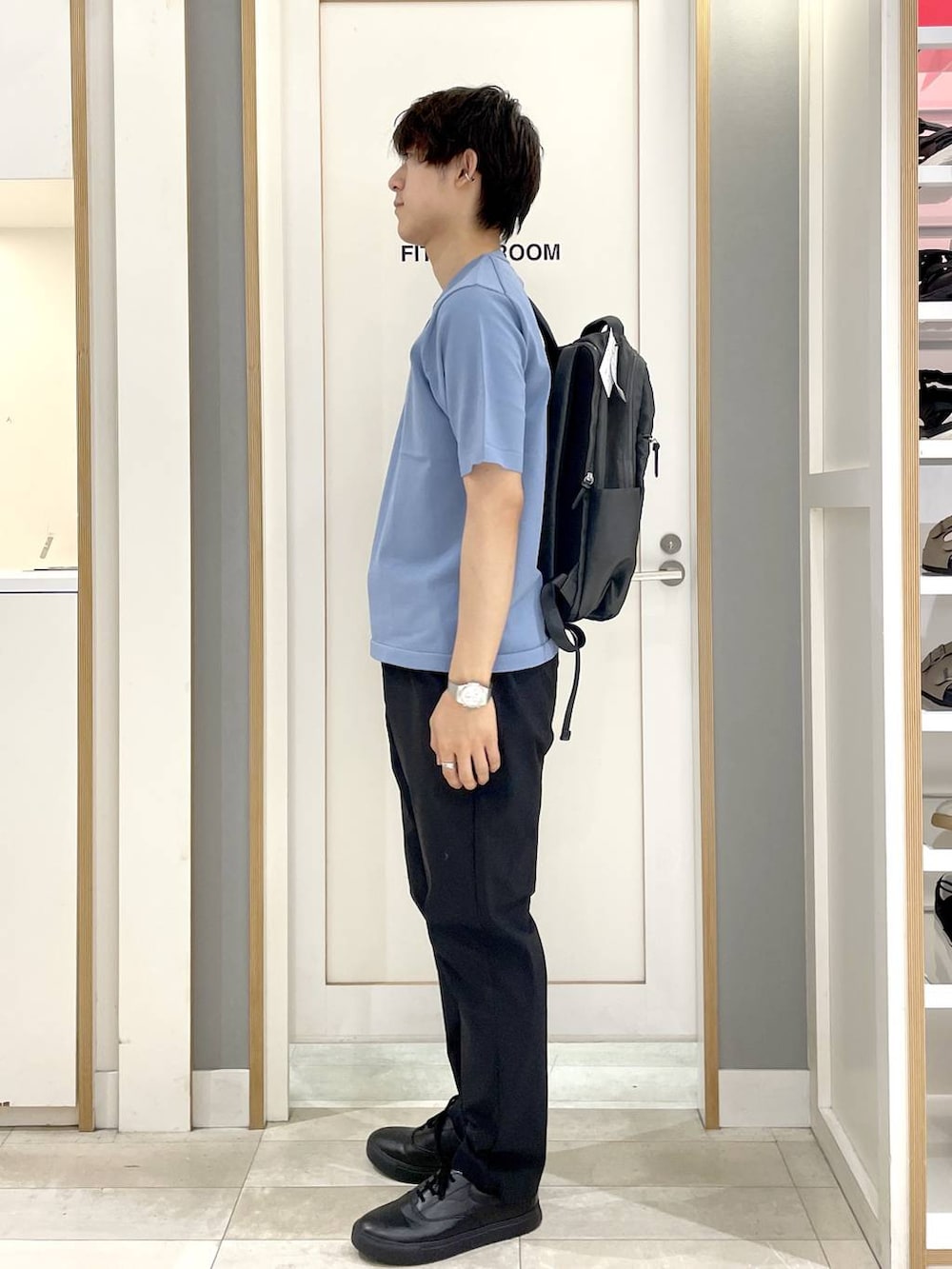 グレー系のバックパック/リュック、グレー系のその他シューズ、ブラック系のその他パンツを着用したメンズの夏コーディネートの3枚目の写真