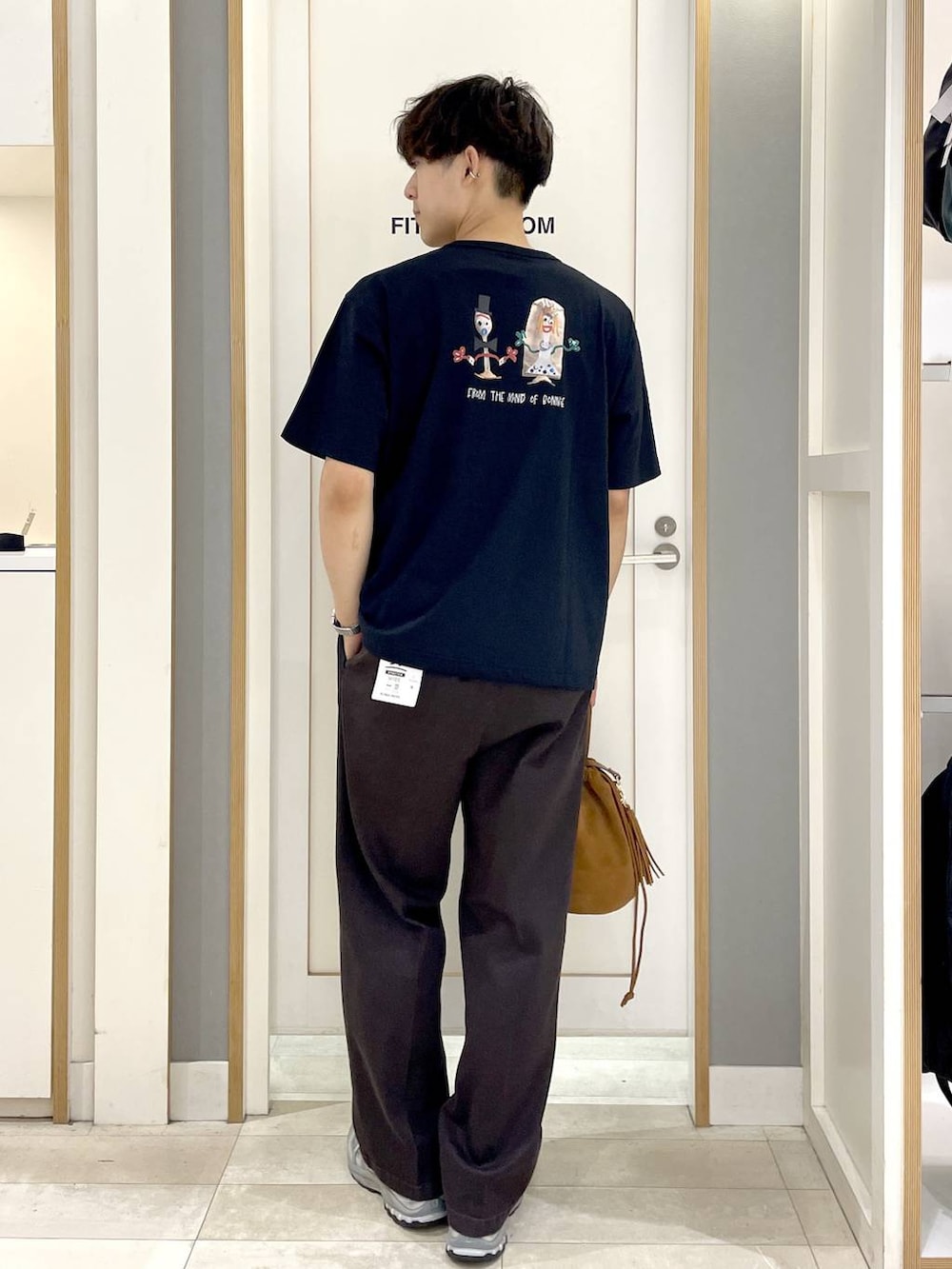 ベージュ系のハンドバッグ、ブラック系のその他パンツ、ブラック系のTシャツ/カットソーを着用したメンズの夏コーディネートの2枚目の写真