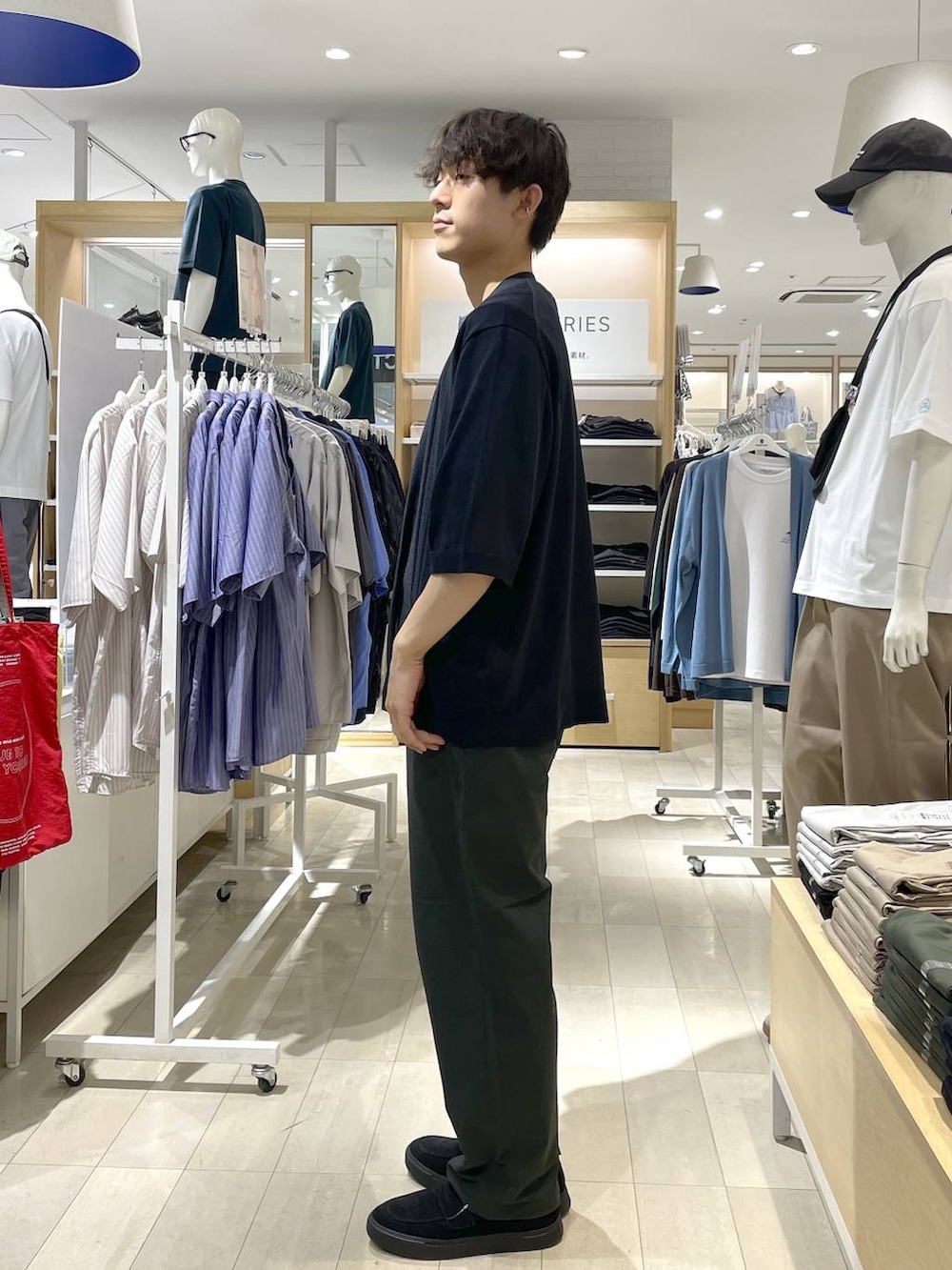 グレー系のその他シューズ、グレー系のTシャツ/カットソー、グリーン系のその他パンツを着用したメンズの夏コーディネートの3枚目の写真