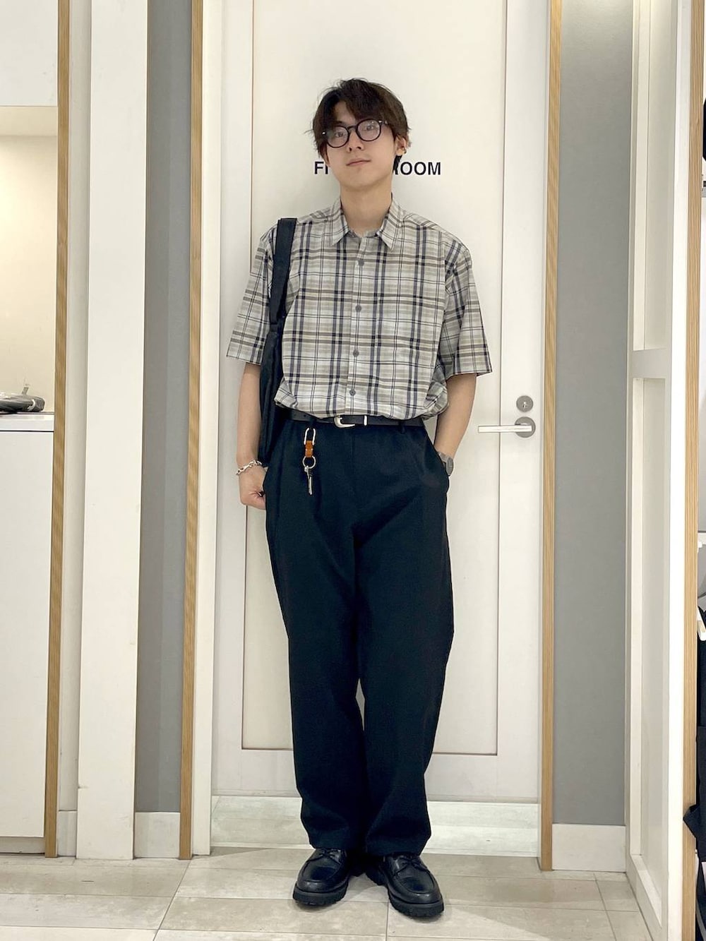 ブラック系のショルダーバッグ、ブラック系のその他パンツ、グレー系のその他シューズを着用したメンズの夏コーディネートの2枚目の写真