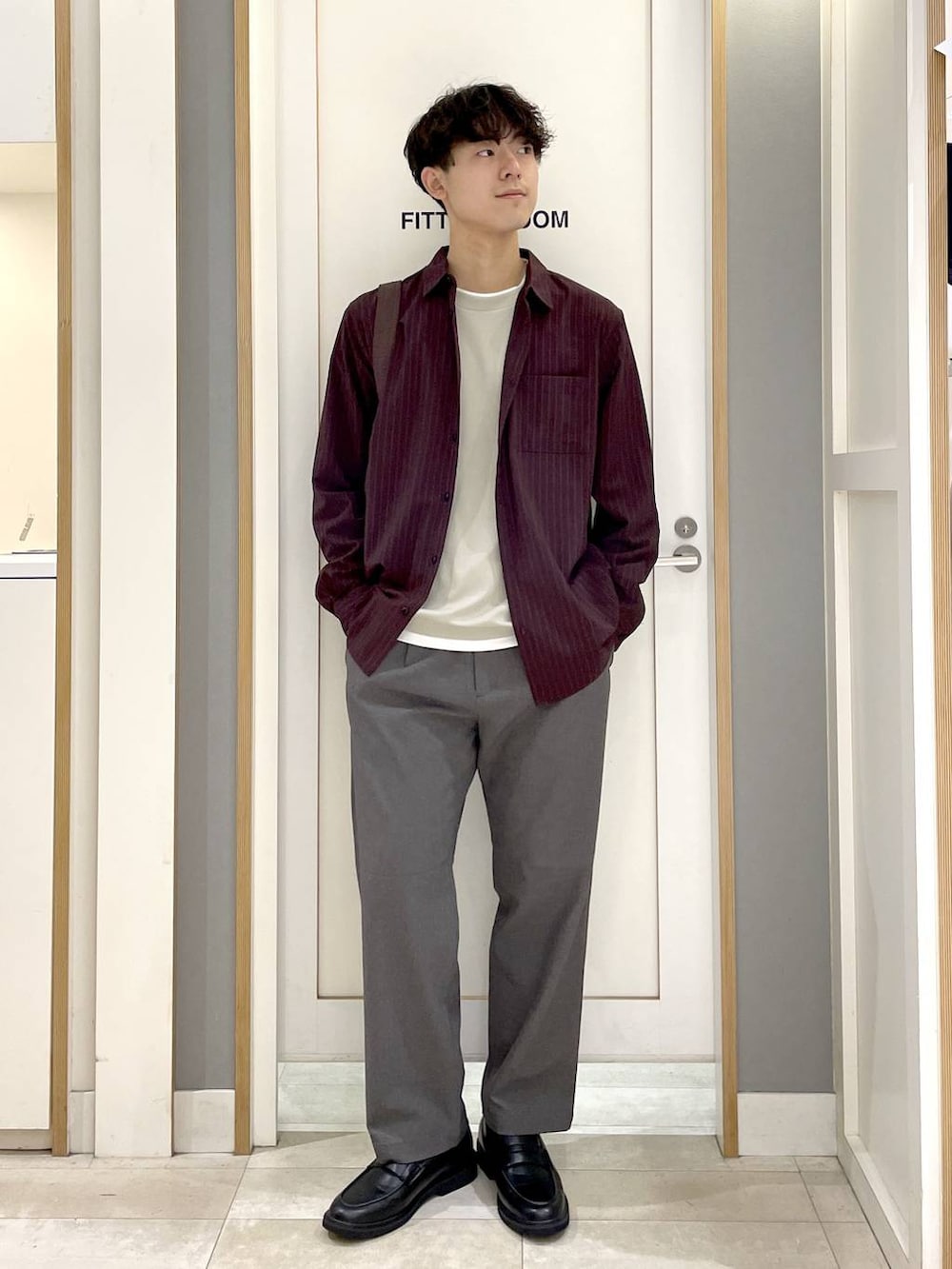 レッド系のショルダーバッグ、グレー系のその他シューズ、グレー系のその他パンツを着用したメンズの秋コーディネートの3枚目の写真