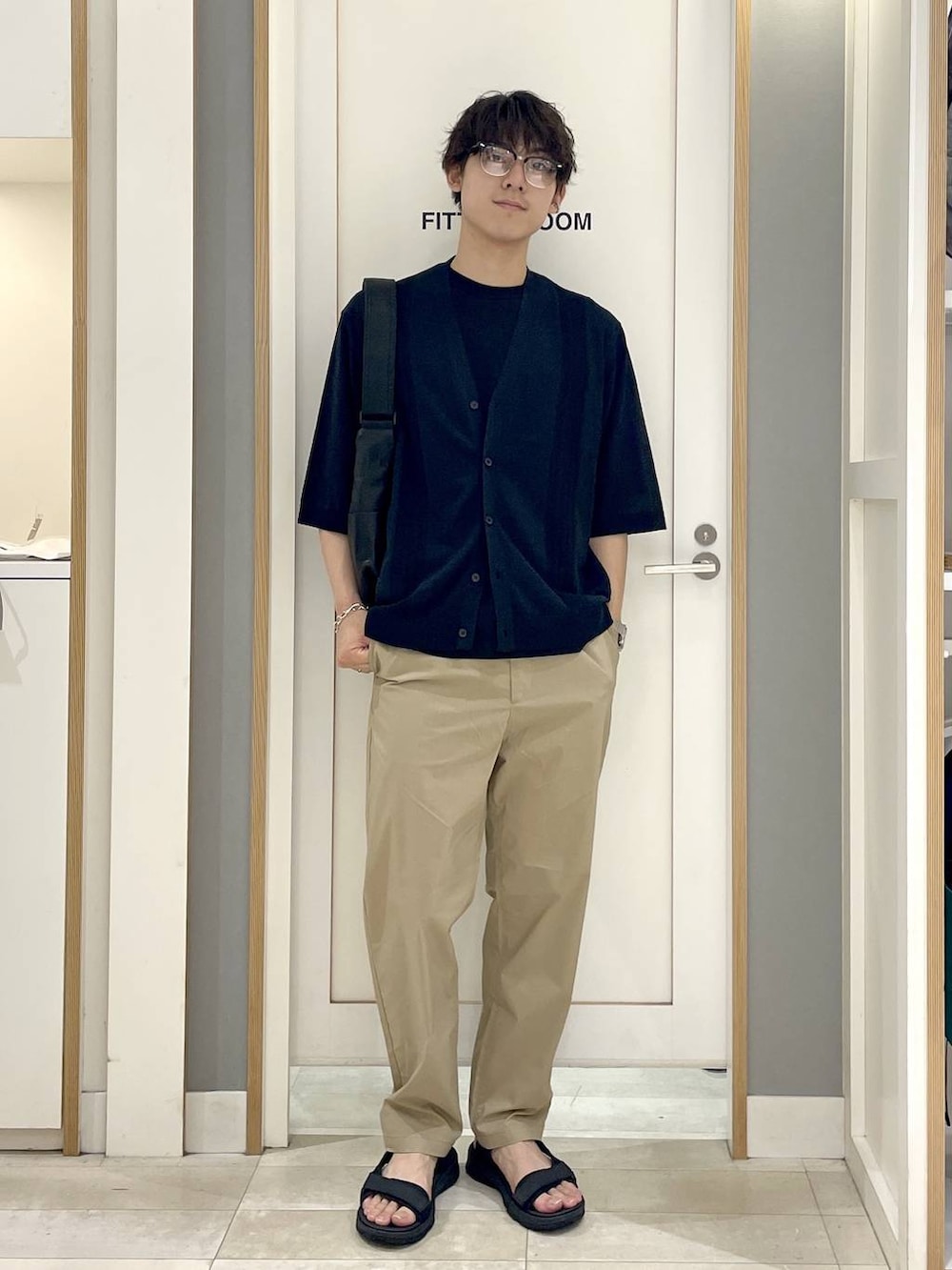 ブラック系のショルダーバッグ、ベージュ系のその他パンツ、ブラック系のTシャツ/カットソーを着用したメンズの夏コーディネートの2枚目の写真