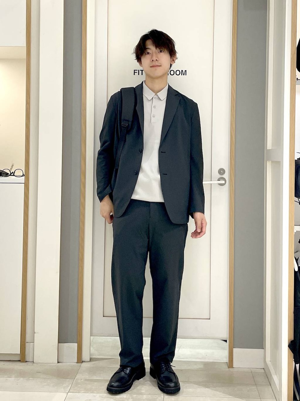 ブラック系のバックパック/リュック、グレー系のその他シューズ、グレー系のその他パンツを着用したメンズの夏コーディネートの4枚目の写真