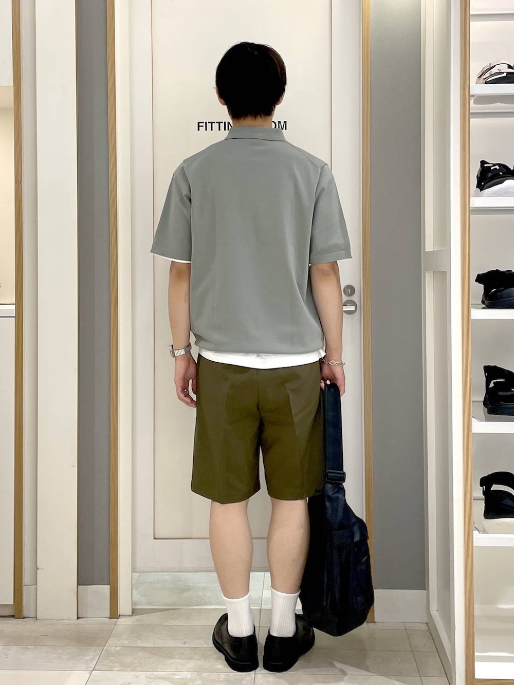ブラック系のショルダーバッグ、ホワイト系のTシャツ/カットソー、グレー系のその他シューズを着用したメンズの夏コーディネートの5枚目の写真