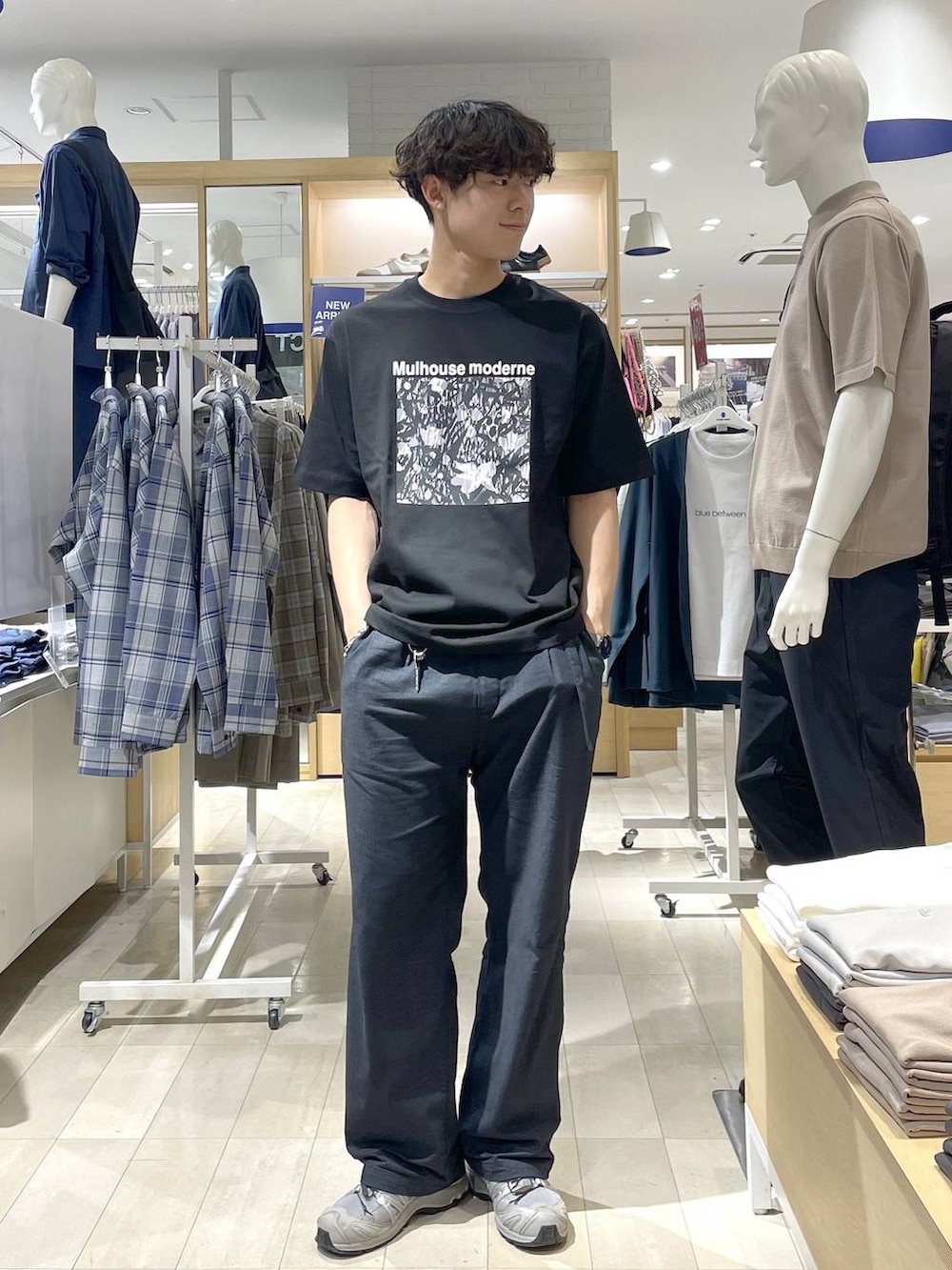 ブルー系のデニムパンツ、ブラック系のTシャツ/カットソーを着用したメンズの夏コーディネートの3枚目の写真