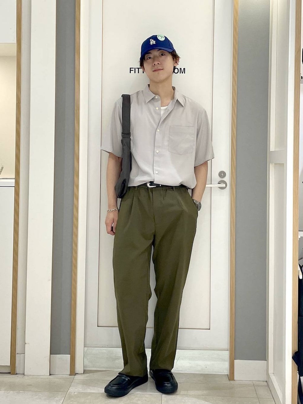 グレー系のその他シューズ、グレー系のショルダーバッグ、グリーン系のその他パンツを着用したメンズの夏コーディネートの3枚目の写真