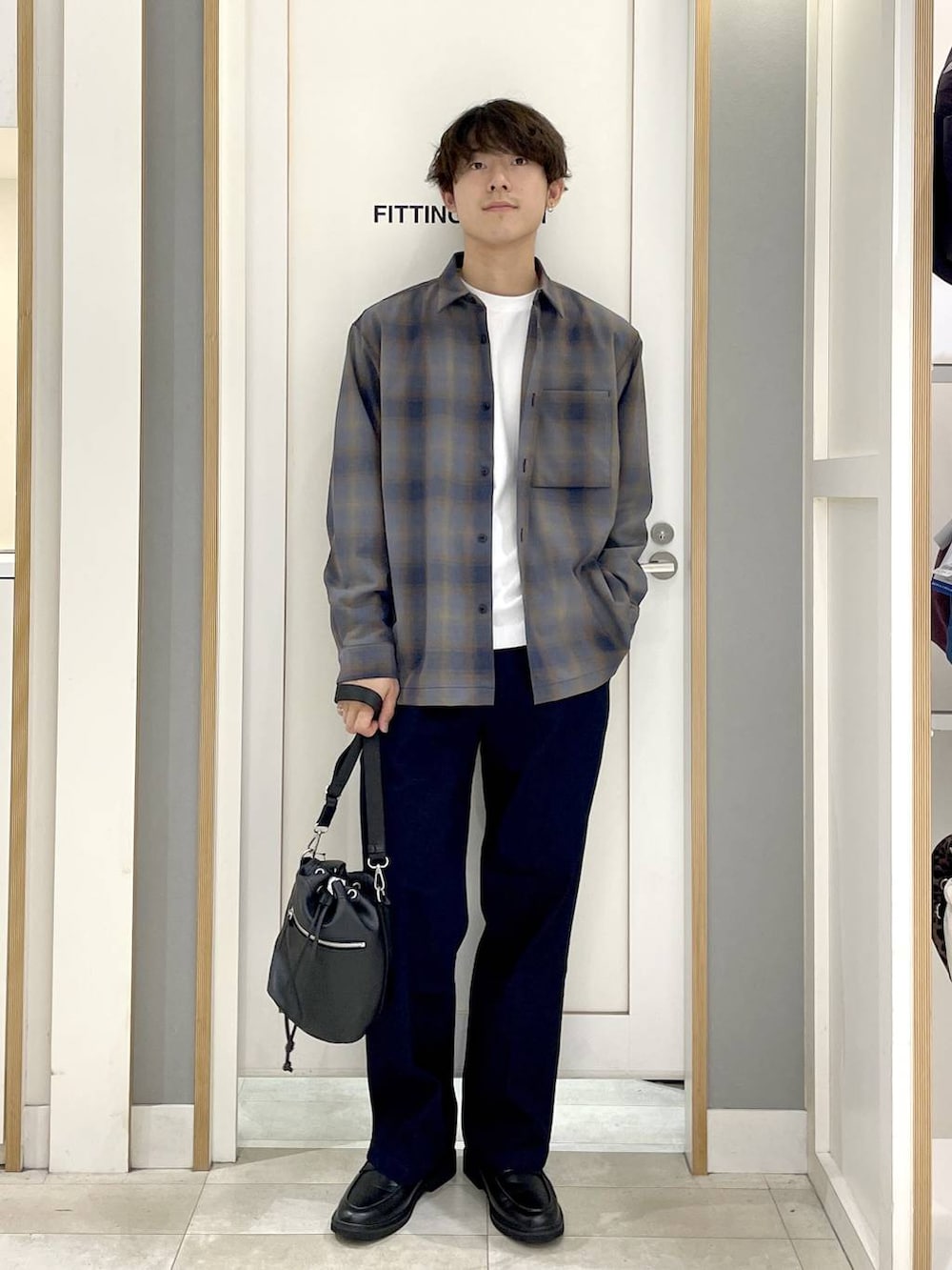 ブラック系のショルダーバッグ、ブルー系のその他パンツ、グレー系のその他シューズを着用したメンズの秋コーディネートの4枚目の写真